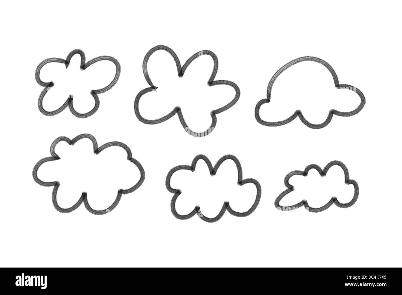 Handgezeichnete Wolkenkonturen gesetzt, Schwarze Doodle Wolken isoliert auf transparentem Hintergrund Stockfoto