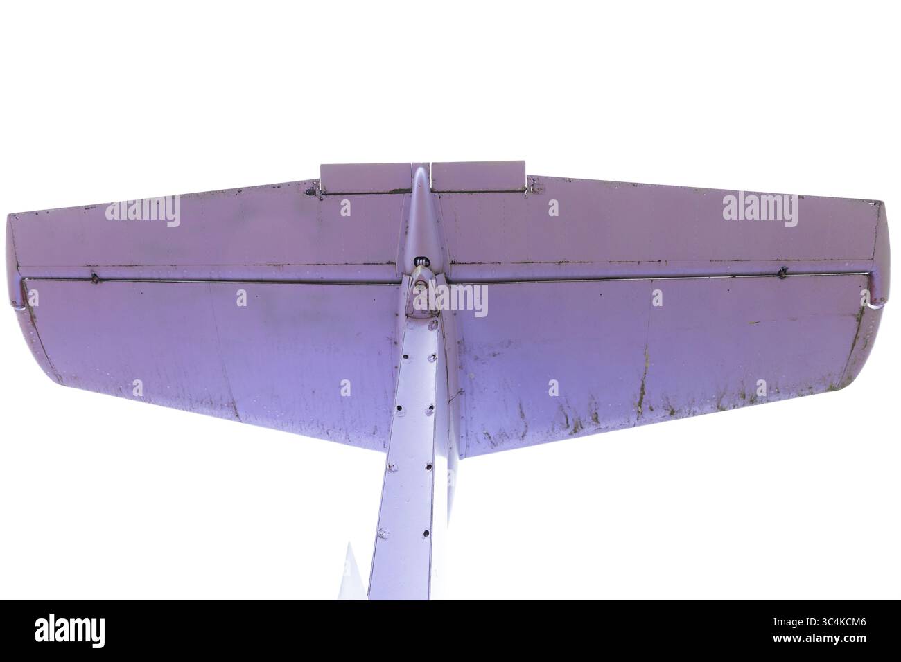 Detaillierte Ansicht des Flugzeugflügels mit Verschleiß und Alter und Einsatz im Flugbetrieb, aufgenommen aus einer umgedrehten Perspektive Stockfoto