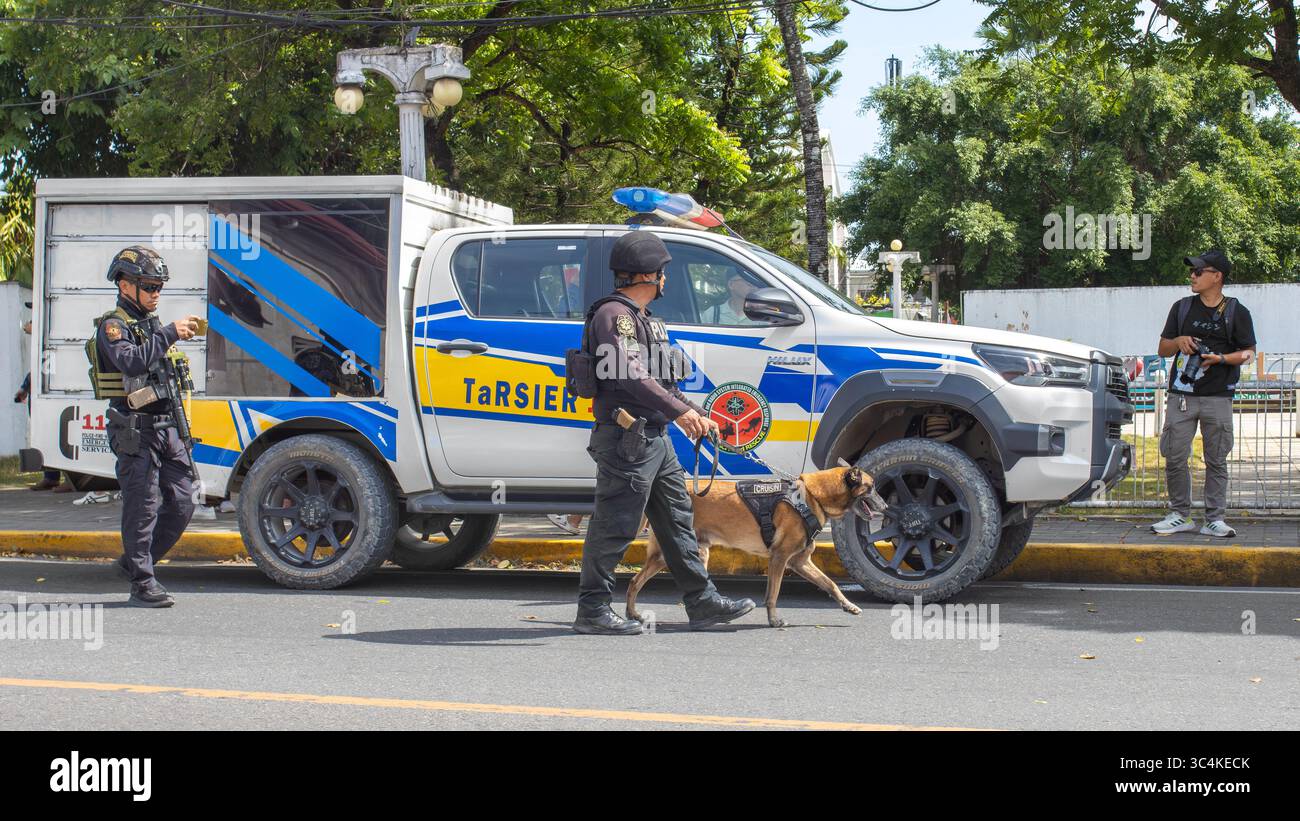 Polizei patrouilliert Straßen mit Diensthunden, K9-Team und öffentlicher Sicherheit Stockfoto