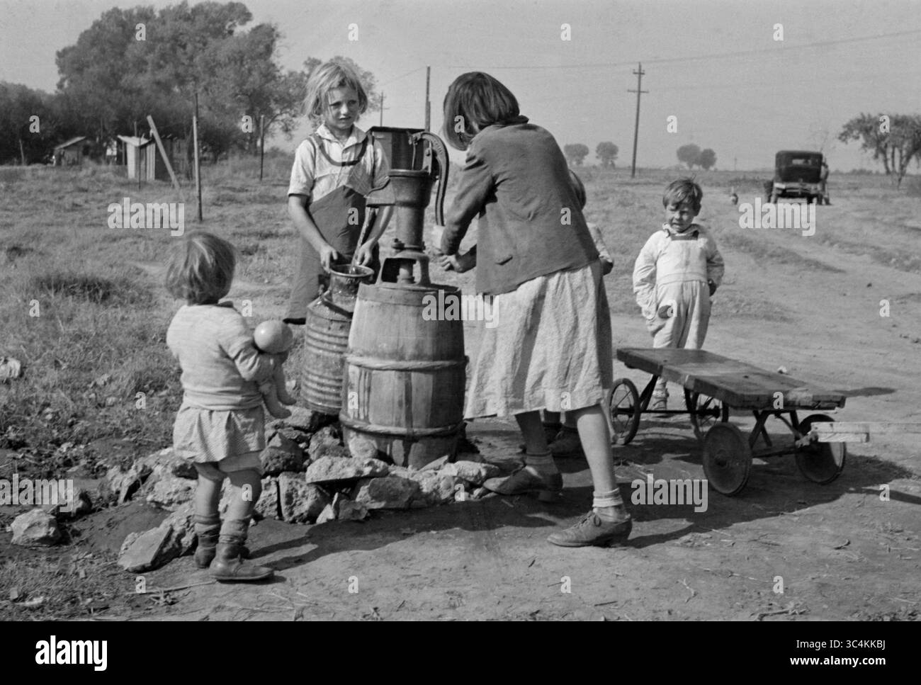 Juni 2018 - Kalifornien, USA - Kinder von Wanderarbeitern, die Wasser holen, American River Migrant Camp, San Joaquin Valley, Kalifornien, USA, Dorothea lange, Farm Security Administration, November 1936 (Kreditbild: © JT Vintage/Glasshouse Via ZUMA Wire) Stockfoto