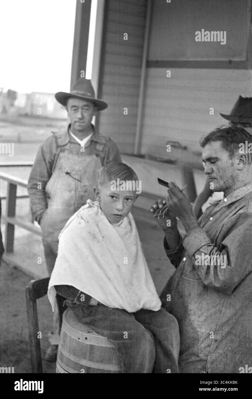 Juni 2018 - Kalifornien, USA - Boy Getting Haircut, Community Barber Shop, Migrant Camp, Kern County, Kalifornien, USA, Dorothea lange, Farm Security Administration, November 1936 (Kreditbild: © JT Vintage/Glasshouse Via ZUMA Wire) Stockfoto