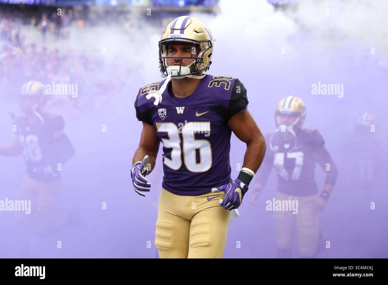 8. September 2018: Washington Huskies Running Back Malik Braxton (36) rennt aus dem Tunnel, bevor er im Husky Stadium in Seattle, WA gegen die North Dakota spielt. Sean Brown/CSM(Credit Image: &Copy; Sean Brown/CSM via ZUMA Wire) Stockfoto