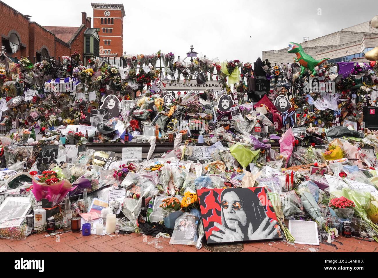 Broad Street, Birmingham 29. Juli 2025: Am Schrein an der Slack Sabbath Bridge in der Broad Street in Birmingham werden weiterhin Blumen geehrt, bevor Ozzy Osbourne am Mittwoch, den 30. Juli, um 13:00 Uhr hier sein Trauerzug halten wird. Quelle: British News und Media/Alamy Live News Stockfoto