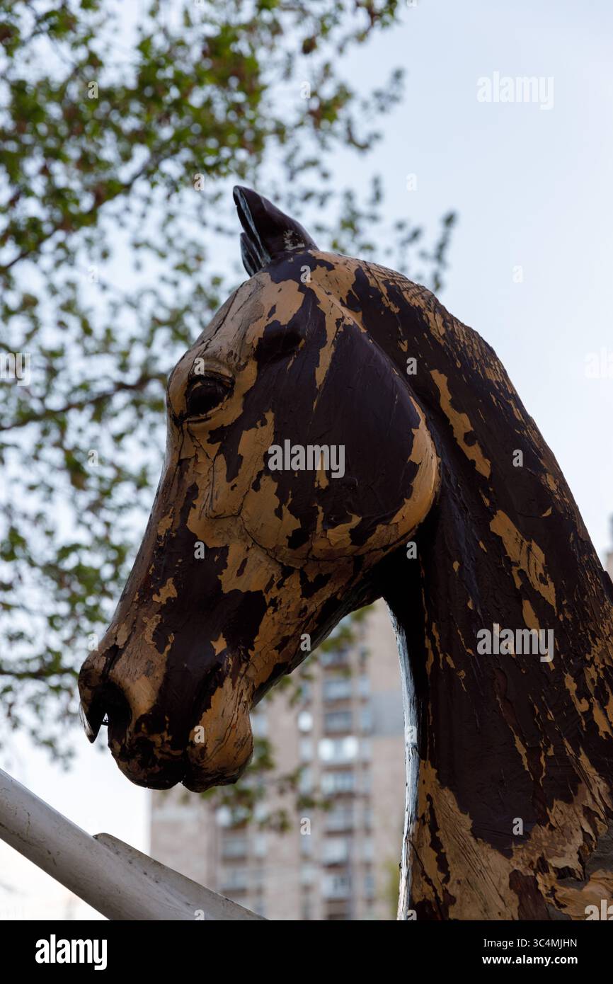Eine künstlerische Darstellung eines Pferdekopfes in einer Stadtumgebung, aufgenommen mit detaillierten Texturen und einzigartigen Farbmustern, die ein eindrucksvolles Bild erzeugen Stockfoto