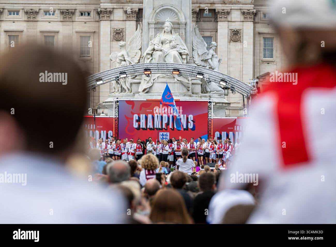 London, Großbritannien. 29. Juli 2025. Mitglieder der englischen Frauenfußballmannschaft, bekannt als die Lionesses, nehmen an einer Zeremonie im Queen Victoria Memorial vor dem Buckingham Palace Teil, um ihren Sieg gegen Spanien im Elfmeterschießen im Finale der Euro 2025 in der Schweiz zu feiern, um die Trophäe zu behalten. Es ist auch das erste Mal, dass eine englische Nationalmannschaft ein internationales Turnier in Übersee gewonnen hat. Quelle: Stephen Chung / Alamy Live News Stockfoto