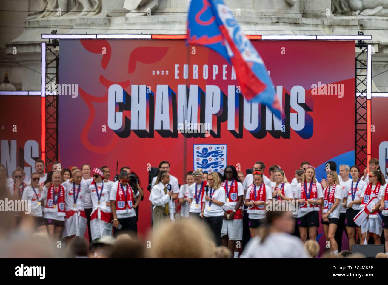 London, Großbritannien. 29. Juli 2025. Mitglieder der englischen Frauenfußballmannschaft, bekannt als die Lionesses, nehmen an einer Zeremonie im Queen Victoria Memorial vor dem Buckingham Palace Teil, um ihren Sieg gegen Spanien im Elfmeterschießen im Finale der Euro 2025 in der Schweiz zu feiern, um die Trophäe zu behalten. Es ist auch das erste Mal, dass eine englische Nationalmannschaft ein internationales Turnier in Übersee gewonnen hat. Quelle: Stephen Chung / Alamy Live News Stockfoto