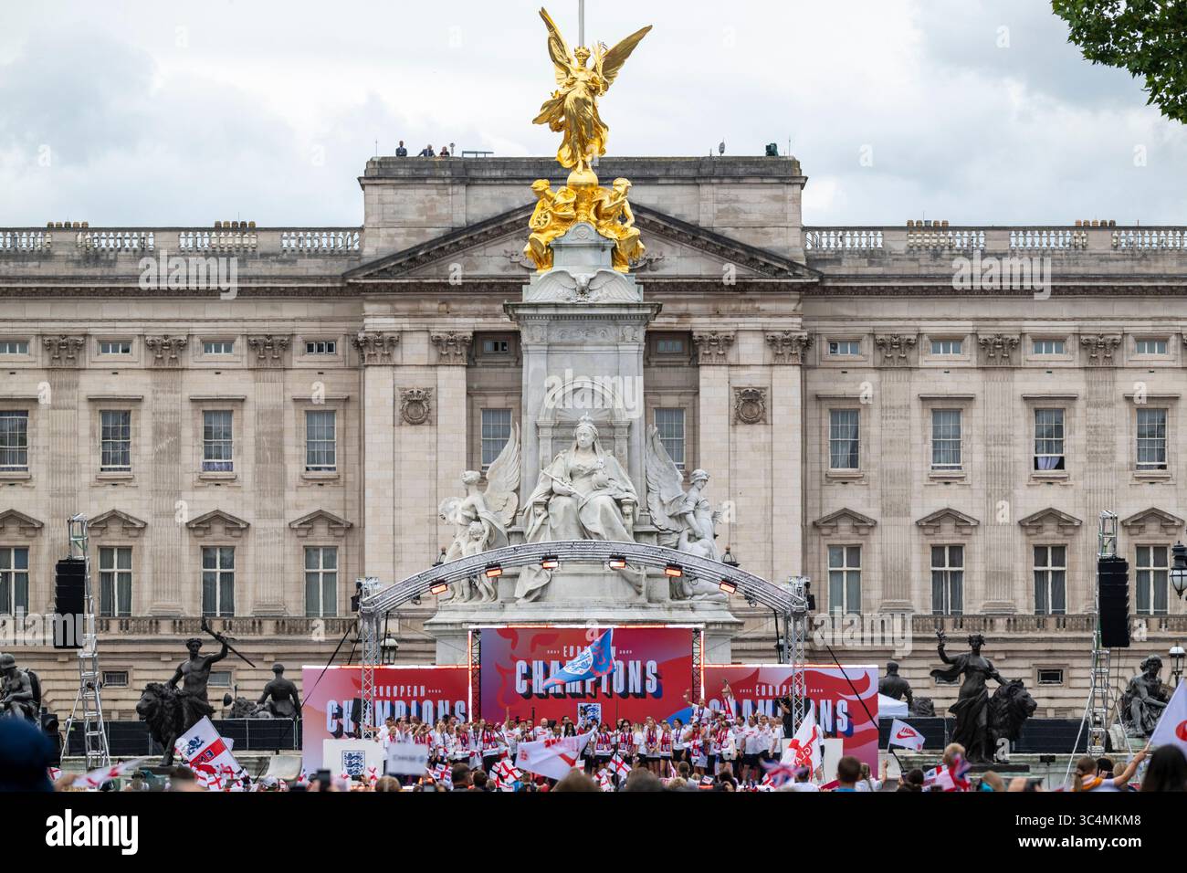 London, Großbritannien. 29. Juli 2025. Mitglieder der englischen Frauenfußballmannschaft, bekannt als die Lionesses, nehmen an einer Zeremonie im Queen Victoria Memorial vor dem Buckingham Palace Teil, um ihren Sieg gegen Spanien im Elfmeterschießen im Finale der Euro 2025 in der Schweiz zu feiern, um die Trophäe zu behalten. Es ist auch das erste Mal, dass eine englische Nationalmannschaft ein internationales Turnier in Übersee gewonnen hat. Quelle: Stephen Chung / Alamy Live News Stockfoto