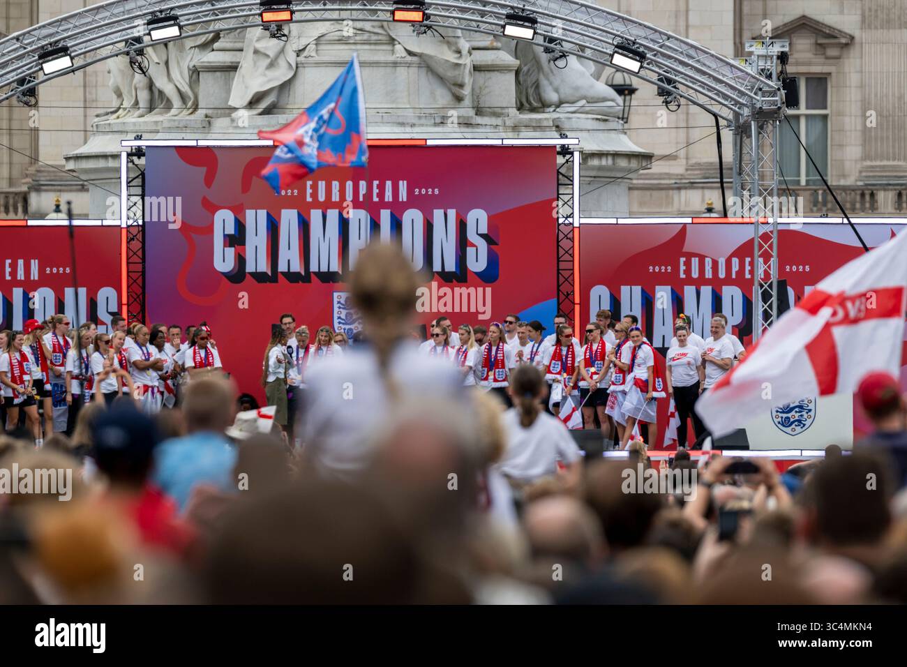 London, Großbritannien. 29. Juli 2025. Mitglieder der englischen Frauenfußballmannschaft, bekannt als die Lionesses, nehmen an einer Zeremonie im Queen Victoria Memorial vor dem Buckingham Palace Teil, um ihren Sieg gegen Spanien im Elfmeterschießen im Finale der Euro 2025 in der Schweiz zu feiern, um die Trophäe zu behalten. Es ist auch das erste Mal, dass eine englische Nationalmannschaft ein internationales Turnier in Übersee gewonnen hat. Quelle: Stephen Chung / Alamy Live News Stockfoto