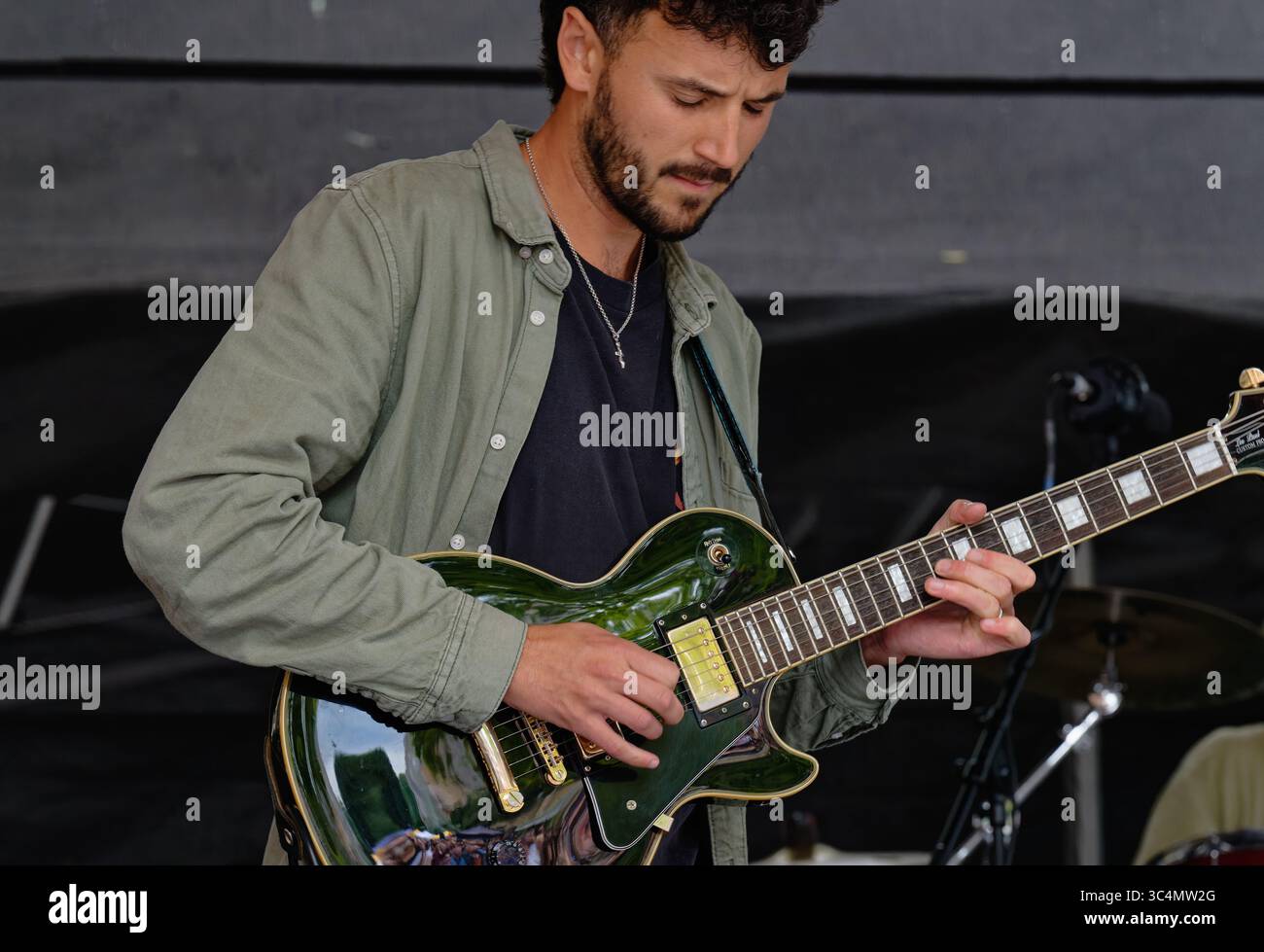 Leadgitarrist mit Shniece und No Come Down beim High Tide Music Festival in Twickenham, London, England Stockfoto
