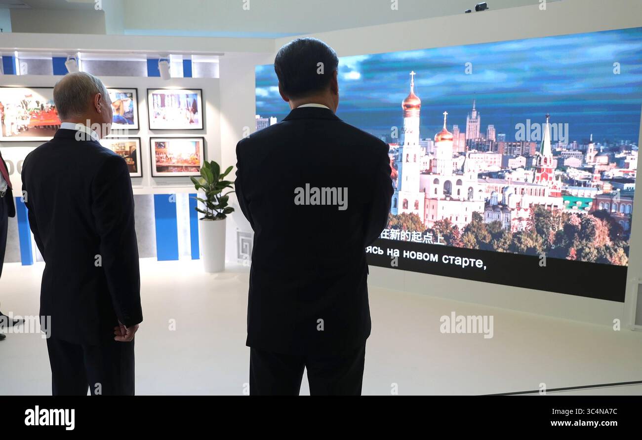 12. September 2018 - Wladiwostok, Russland - der russische Präsident Wladimir Putin und der chinesische Präsident Xi Jinping besuchen eine Ausstellung über die Geschichte des russisch-chinesischen Handels und der wirtschaftlichen Zusammenarbeit am Rande des 4. Östlichen Wirtschaftsforums an der Fernost-Universität am 12. September 2018 in Wladiwostok, Russland. (Bild: © Mikhael Klimentyev via ZUMA Wire) Stockfoto