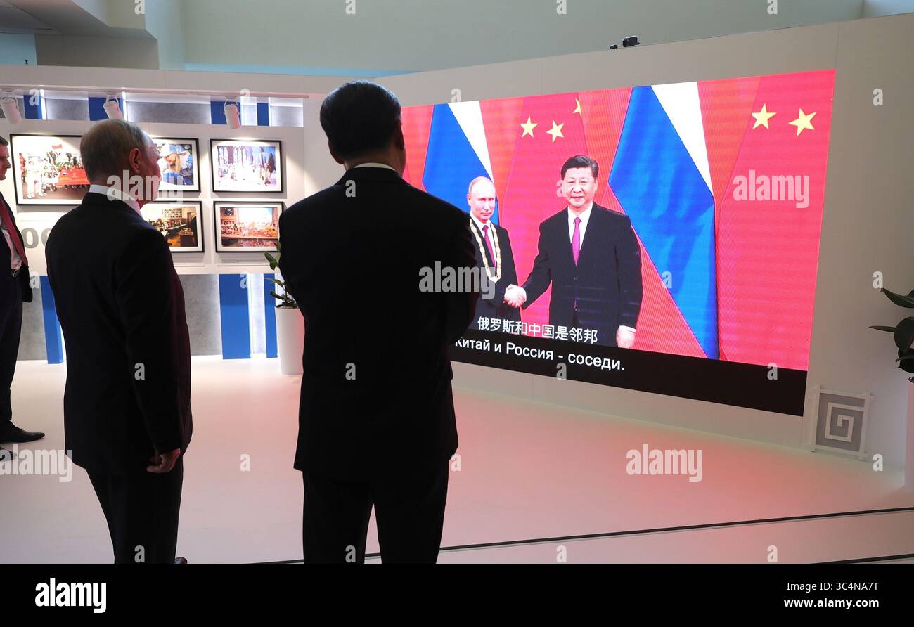 12. September 2018 - Wladiwostok, Russland - der russische Präsident Wladimir Putin und der chinesische Präsident Xi Jinping besuchen eine Ausstellung über die Geschichte des russisch-chinesischen Handels und der wirtschaftlichen Zusammenarbeit am Rande des 4. Östlichen Wirtschaftsforums an der Fernost-Universität am 12. September 2018 in Wladiwostok, Russland. (Bild: © Mikhael Klimentyev via ZUMA Wire) Stockfoto
