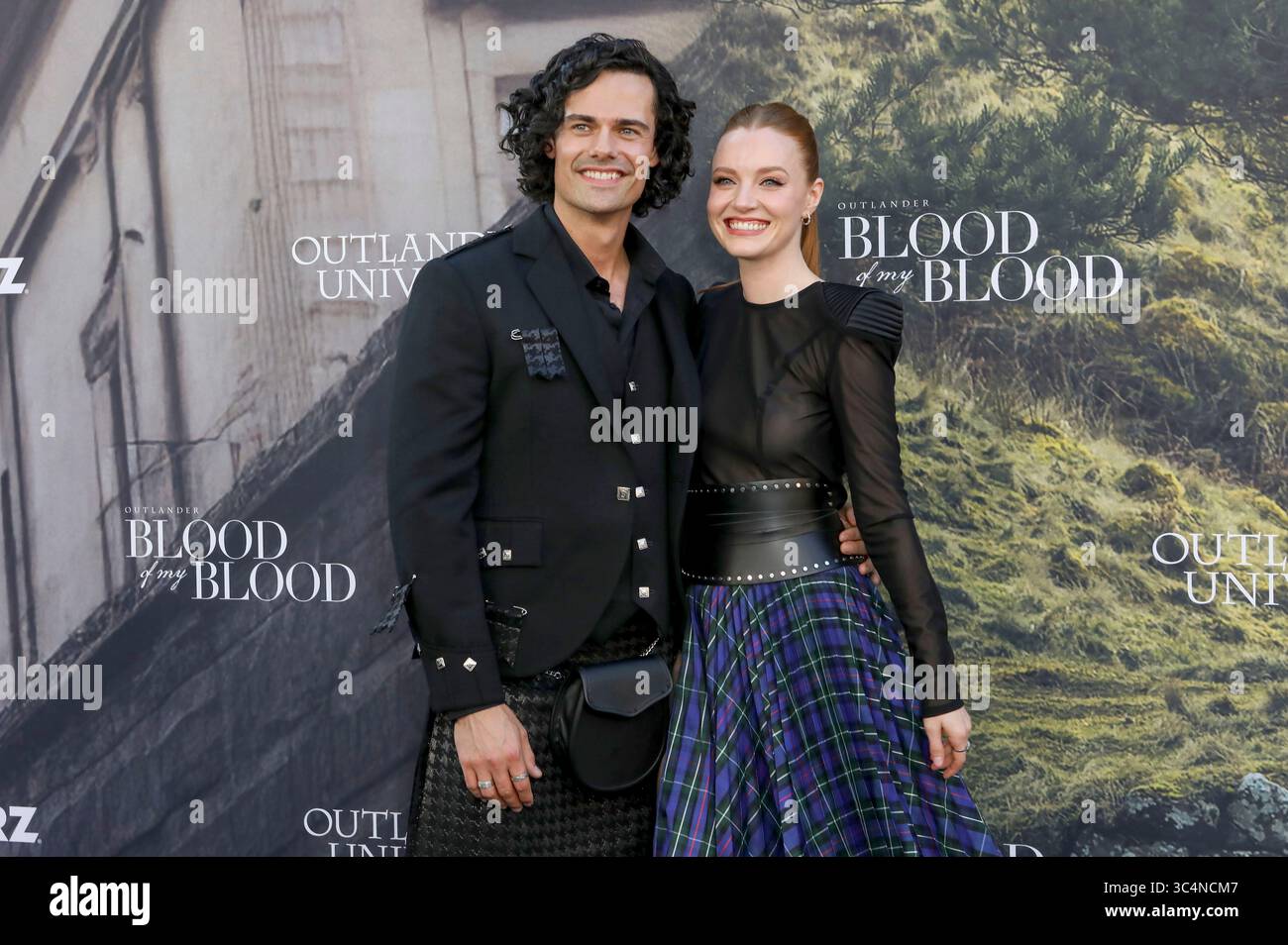 Jamie Roy und Harriet Slater bei der Premiere der Starz Serie Outlander: Blood of My Blood im DGA Theater. Los Angeles, 28.07.2025 Stockfoto