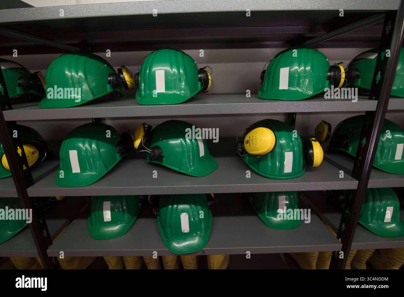 Schutzhelm als Schutzmaßnahme für den Kopf am Arbeitsplatz Schutzhelm als Kopfschutz Stockfoto