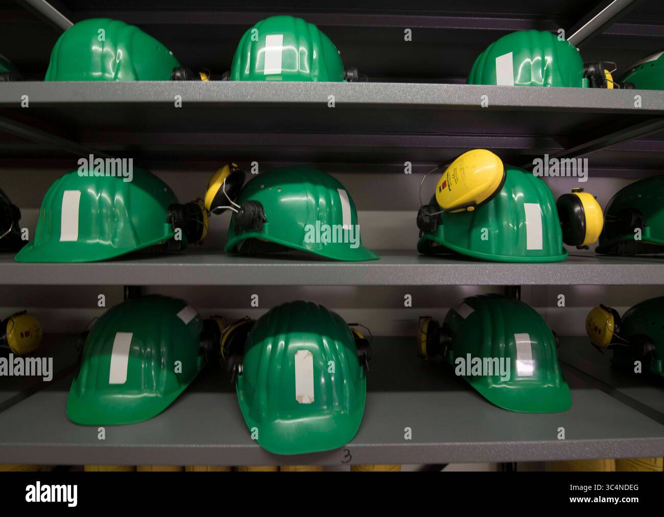 Schutzhelm als Schutzmaßnahme für den Kopf am Arbeitsplatz Schutzhelm als Kopfschutz Stockfoto