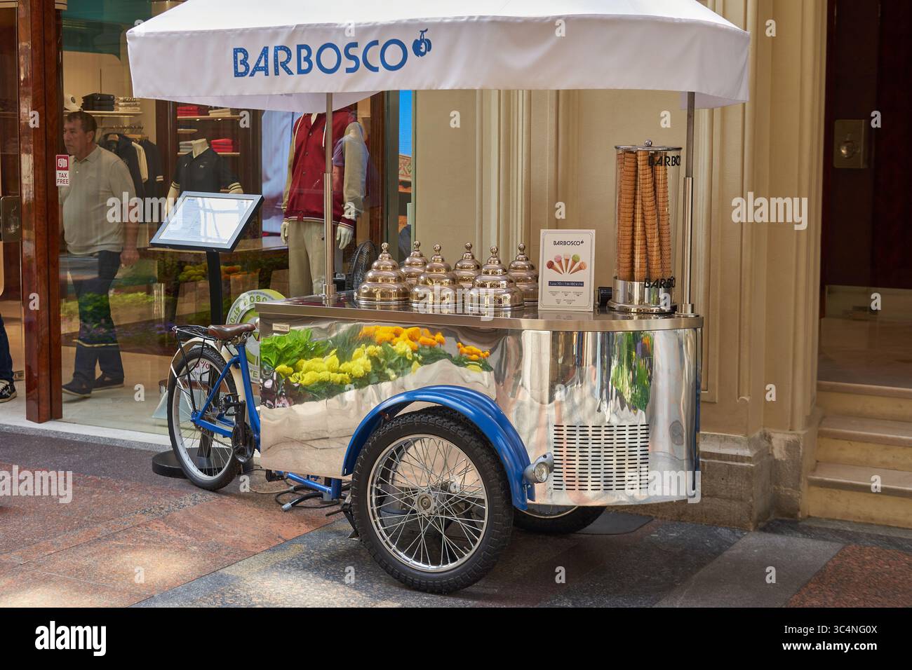 Moskau, Russland - 17. Juli 2025: Ein lebendiger und strahlender mobiler Eiswagen, der mit einem weißen Regenschirm mit dem BARBOSCO-Logo verziert ist Stockfoto