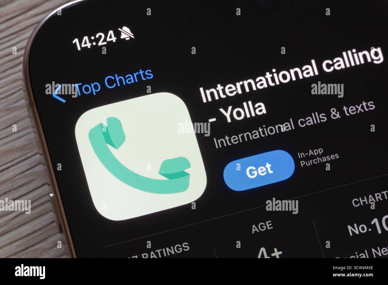 Ostrava, Tschechien – 23. November 2024: Apple App Store mit der mobilen App Yolla International Calling für iOS-Geräte Stockfoto
