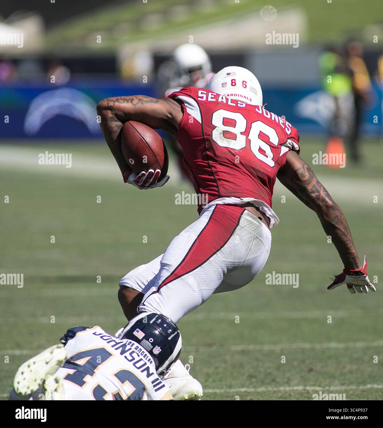 16. September 2018 – Los Angeles, Kalifornien, USA – 86 Ricky Seals-Jones, TE von den Arizona Cardinals, wird 43 während ihres Spiels am 16. September 2018 im Los Angeles Coliseum in Los Angeles von John Johnson III, S von den Los Angeles Rams niedergeschlagen. (Bild: © Prensa Internacional Via ZUMA Wire) Stockfoto