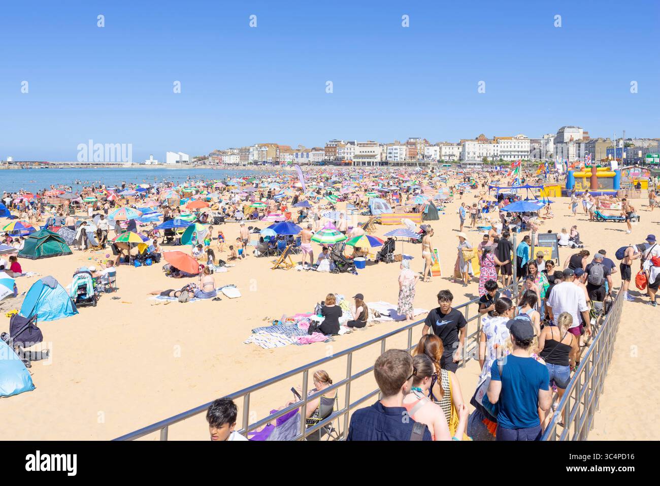 Margate Beach in einer britischen Hitzewelle Margate Kent England Großbritannien GB Europa Stockfoto