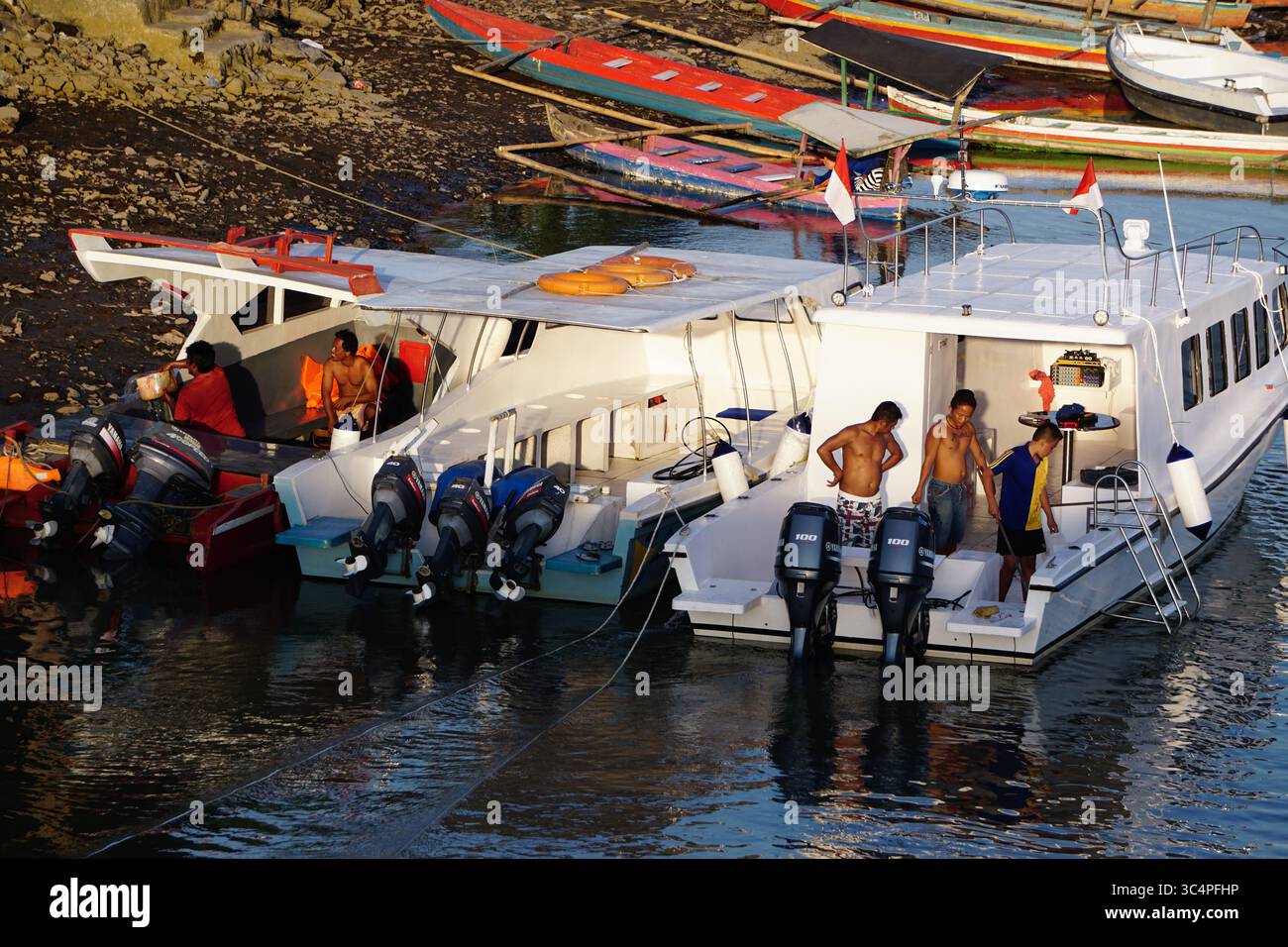 Eine Reihe von Schnellbooten legte am Rand der Mündung um den Hafen an und machte eine Pause von der touristischen Dienstleistung nach Bunaken. Stockfoto