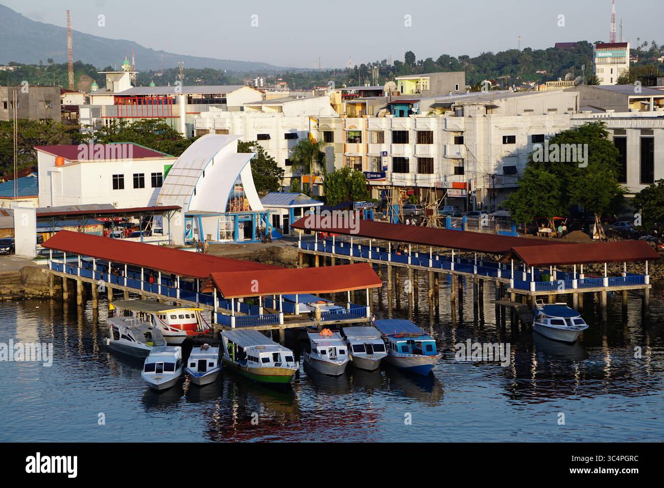 Reihen von Schnellbooten in einem kleinen Hafen sind besondere Dienste, um Touristen zum Touristenziel Bunaken zu bringen. Stockfoto