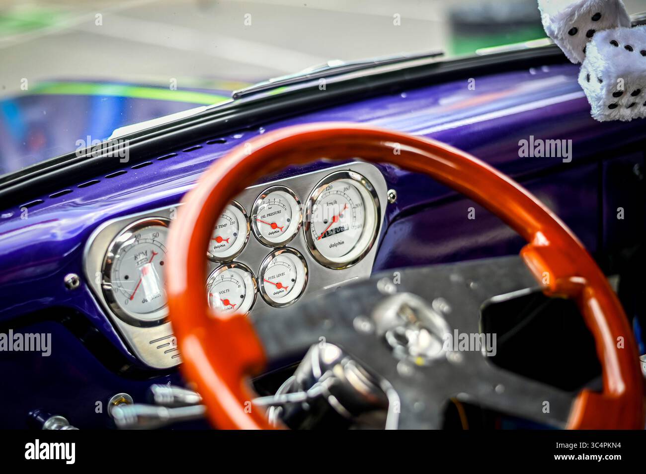 Innenausstattung eines Dodge Swinger Lenkrads und Armaturenbretts mit verschwommenen Würfeln. Das Kombiinstrument ist verchromt, der Innenraum ist individuell angepasst. Stockfoto