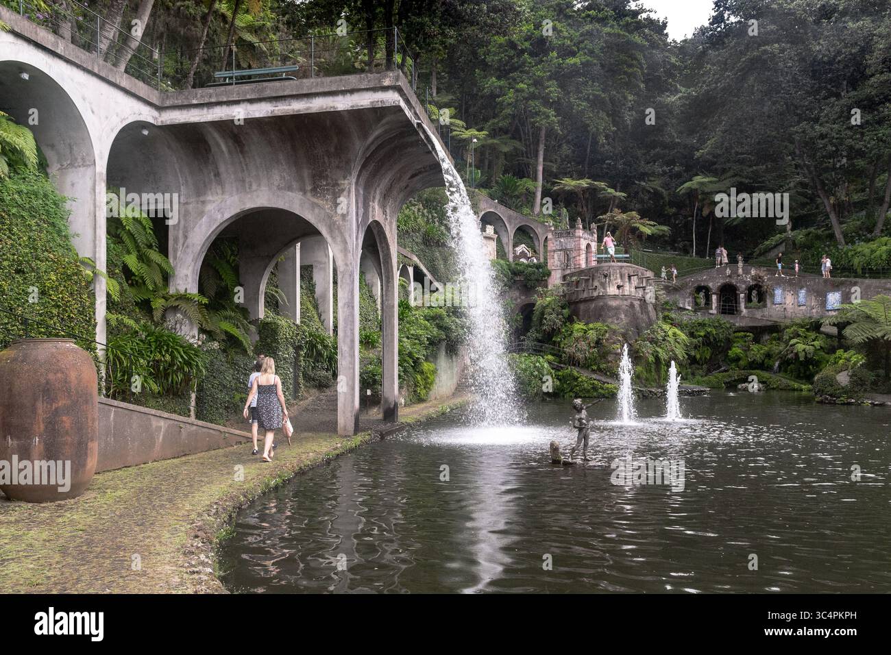 FUNCHAL, PORTUGAL - 24. AUGUST 2021: Dies ist der künstliche Wasserfall des zentralen Sees im Monte Tropical Park. Stockfoto