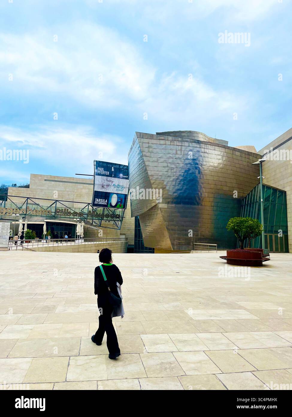 Frau vor dem Guggenheim, Bilbao Stockfoto