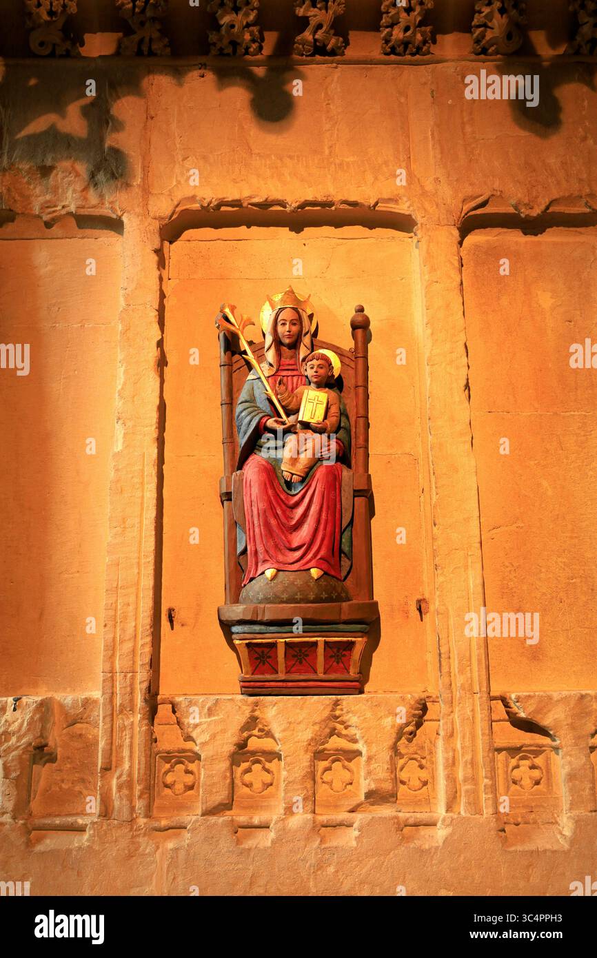 Kleines Kunstwerk, das die Madonna und das Kind auf einem Thron zeigt, Wells Cathedral, Wells, Somerset. Stockfoto