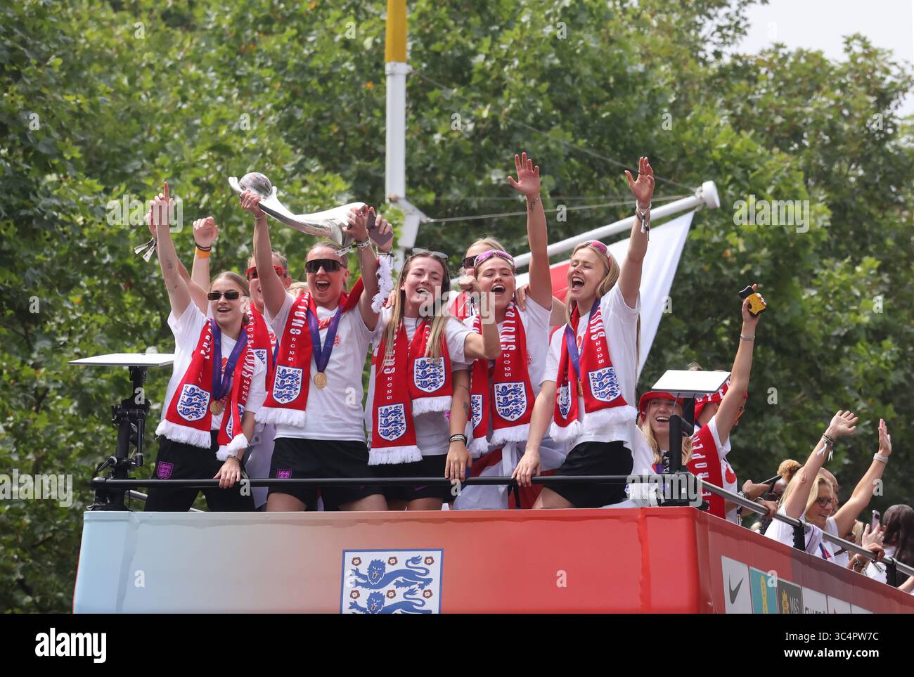 London, UK, 29. Juli 2025. Englands Lionesses feierten ihren Eurosieg mit einer offenen Busparade auf der Mall bis zum Buckingham Palace, als 1000 Fans die Strecke säumten. Kredit : Monica Wells/Alamy Live News Stockfoto