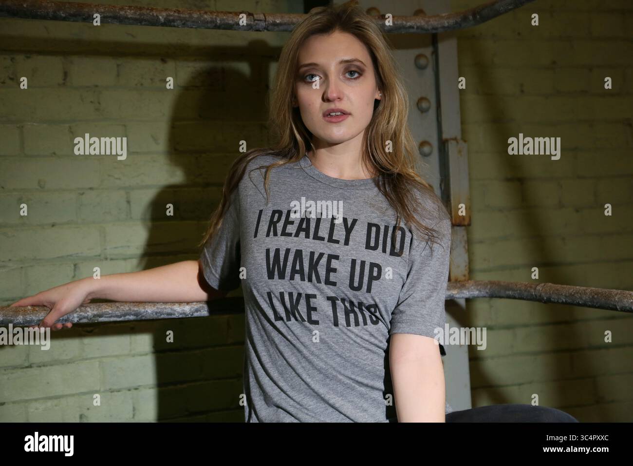 Eine Frau, die in Shoreham Port, Brighton, ein graues T-Shirt mit den Worten „Ich habe wirklich so aufgewacht“ modelliert Stockfoto