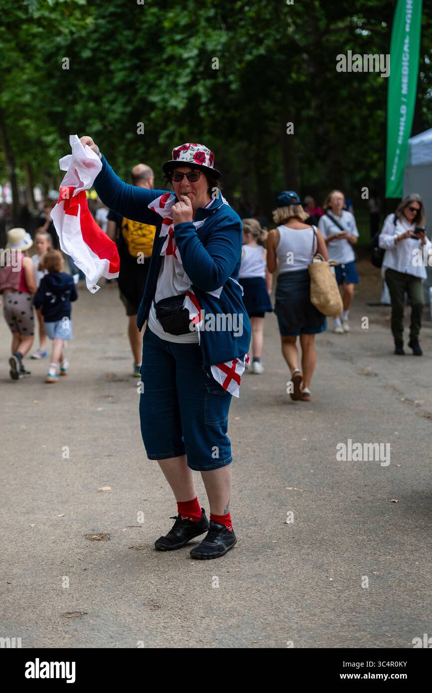 England-Unterstützer, der in Flatting gestürzt ist, nachdem der Mannschaftsbus die Mall hinunter gefahren ist. Ein exzentrischer englischer Unterstützer, der eine englische Flagge schwingte. Quelle: Gue Studios/Alamy Live News Stockfoto