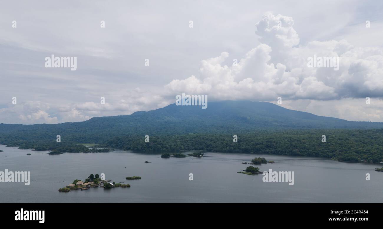 Inseln im Nicaragua-See mit mombacho-Vulkanhintergrund Drohnenansicht Stockfoto