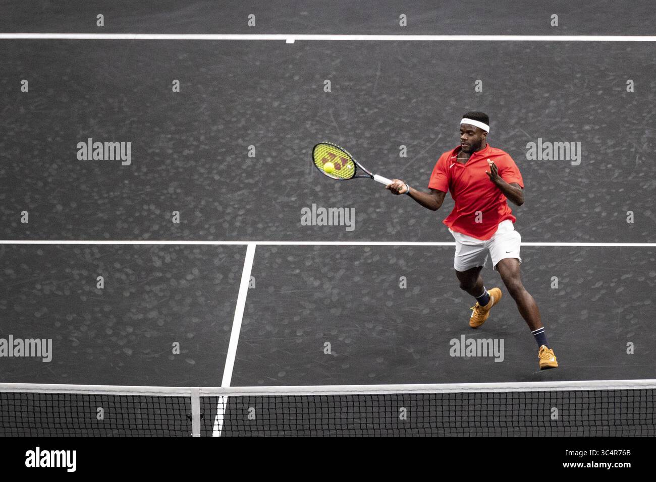 21. September 2018: Chicago, Illinois, USA - FRANCES TIAFOE aus den Vereinigten Staaten trifft beim ersten Spiel am ersten Tag des Laver Cup im United Center in Chicago, Illinois einen Annäherungsschuss gegen GRIGOR DIMITROV aus Bulgarien. (Bild: © Shelley Lipton/ZUMA Wire) Stockfoto