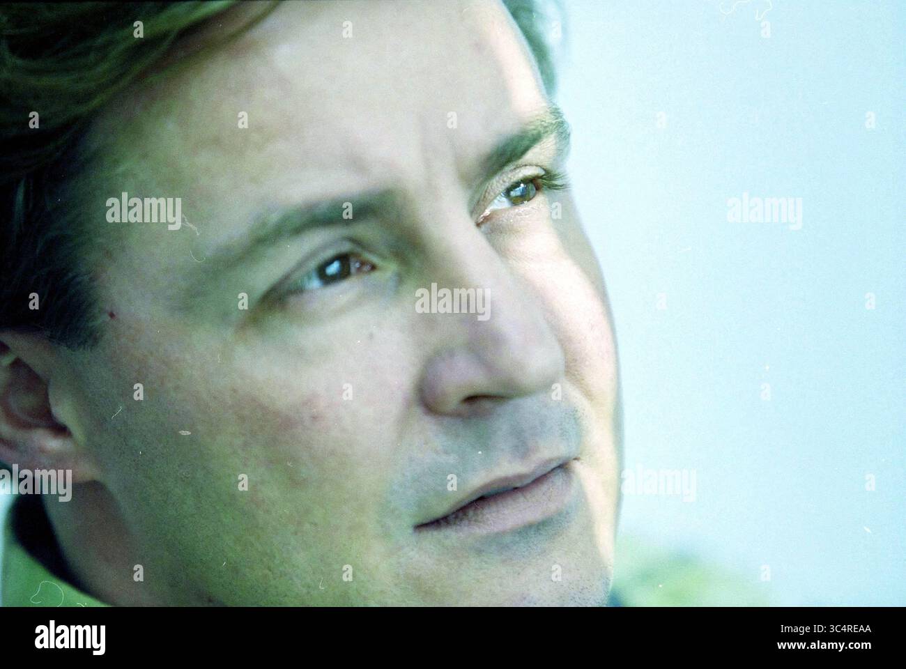 Thijs Okkerse, Zandvoort, 22-10-2000 Whizgle News, Dutch Desk, Niederlande, 1950-2000 Ein kontemplativer Mensch blickt nachdenklich in die Ferne, mit einem sanften Ausdruck, der auf eine Selbstbetrachtung hindeutet. Stockfoto