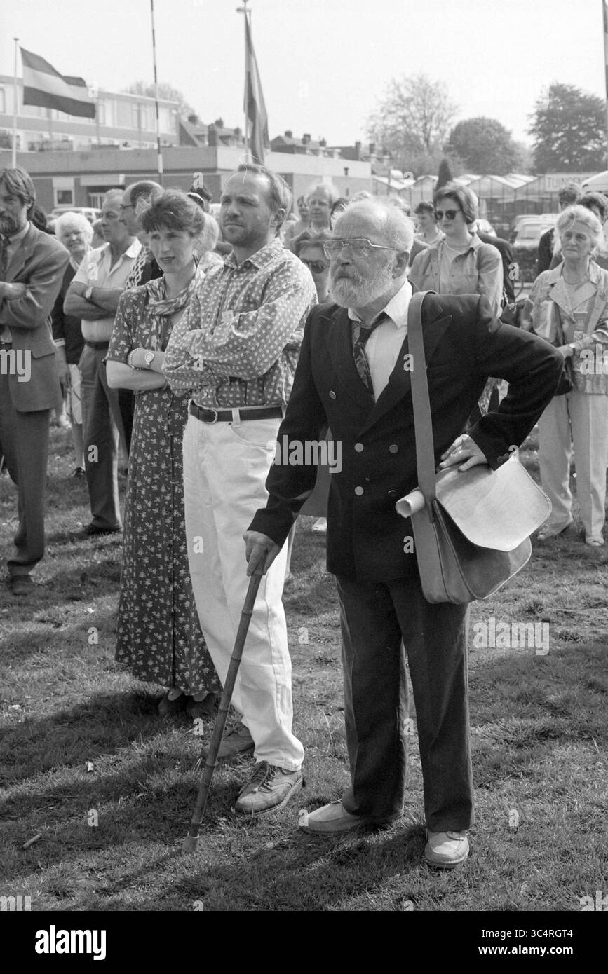 Offizielle Eröffnung der Dalton School, 28-04-1993 Whizgle News, Dutch Desk, Niederlande, 1950-2000 Eine vielfältige Menge steht aufmerksam, mit verschiedenen Ausdrucksformen, zu einer Veranstaltung zusammen. Im Vordergrund steht ein älterer Mann mit Stock und Schultertasche, gekleidet in einem Blazer. Er scheint konzentriert zu sein, während andere um ihn herum nachdenken. Stockfoto