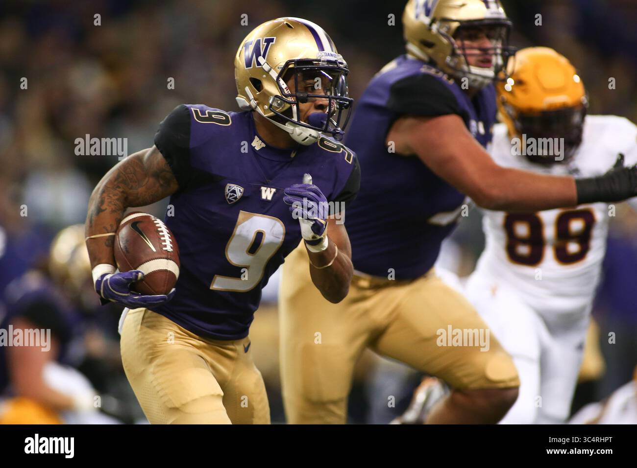 22. September 2018: Washington Huskies Running Back Myles Gaskin (9) spielt den Ball während eines Spiels zwischen den Arizona State Sun Devils und Washington Huskies im Husky Stadium in Seattle, WA. Sean Brown/CSM(Credit Image: &Copy; Sean Brown/CSM via ZUMA Wire) Stockfoto