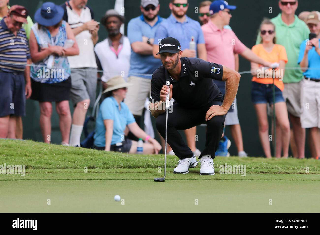 22. September 2018 – Atlanta, Georgia, USA – Dustin Johnson setzt sich in der dritten Runde der TOUR Championship 2018 auf das 9. Grün. (Bild: © Debby Wong/ZUMA Wire) Stockfoto