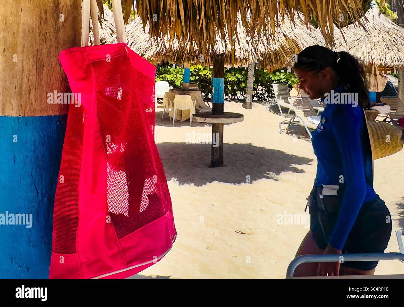 Tragetasche an einem Palapa an einem Strand auf Aruba eingehakt. Stockfoto