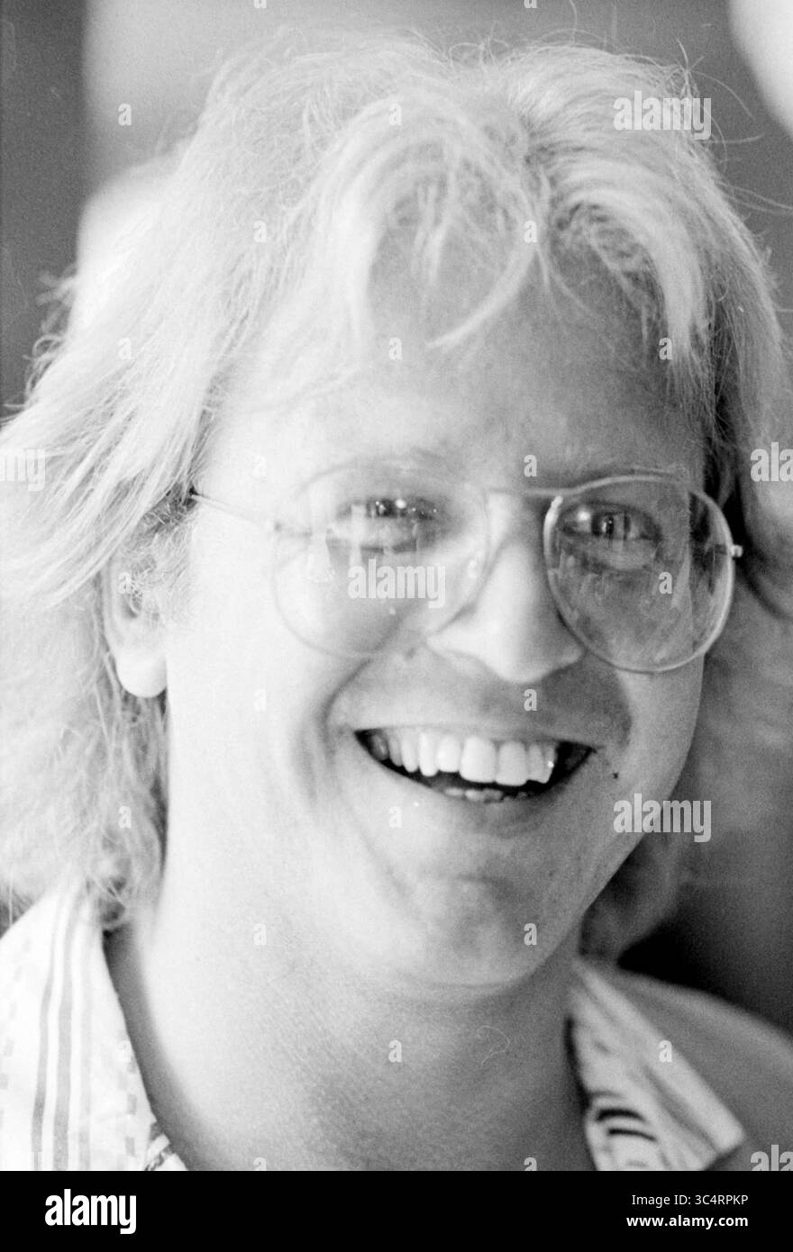 Portraits Ariola, Portraits, 28-08-1981 Whizgle News, Dutch Desk, Niederlande, 1950-2000 Ein lächelndes Individuum mit lockigen, leichten Haaren und Brillen, das Wärme und Freundlichkeit ausstrahlt. Stockfoto