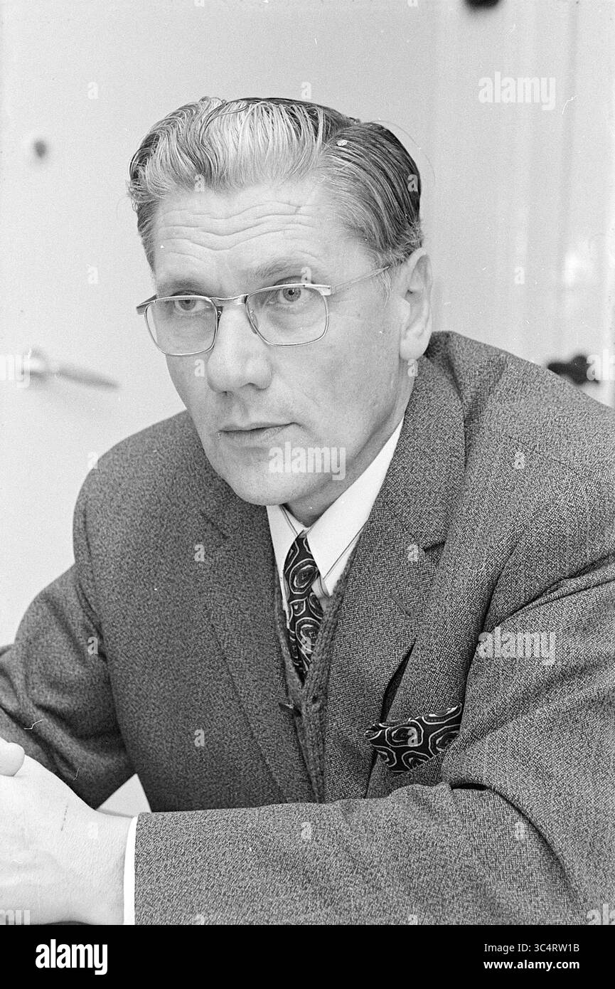 Porträt des Direktors der Gasgesellschaft, Portraits, Hoofddorp, Hoofdweg, Niederlande, 07-12-1970 Whizgle News, Dutch Desk, Niederlande, 1950-2000 Ein Mann in einem formellen Anzug mit gemusterter Krawatte und Taschenquadrat sitzt mit einem nachdenklichen Ausdruck an einem Tisch, der einen Hauch von Professionalität und Besinnung ausstrahlt. Stockfoto