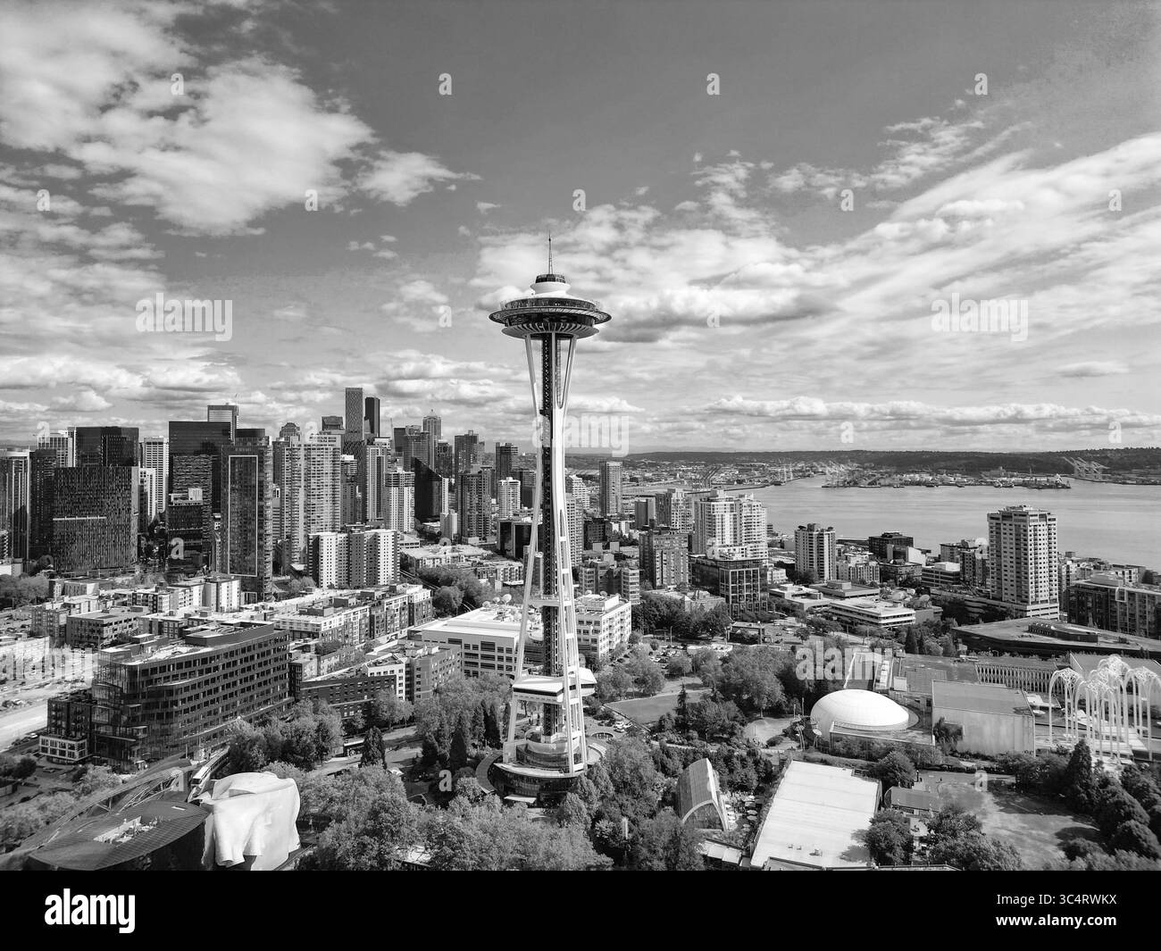 Seattle, Washington, USA, 25. Juli 2024: Space Needle. Moderner Stadtteil Seattle, Elliott Bay. Architektur der Aerial Space Needle. Luftaufnahme von Stockfoto
