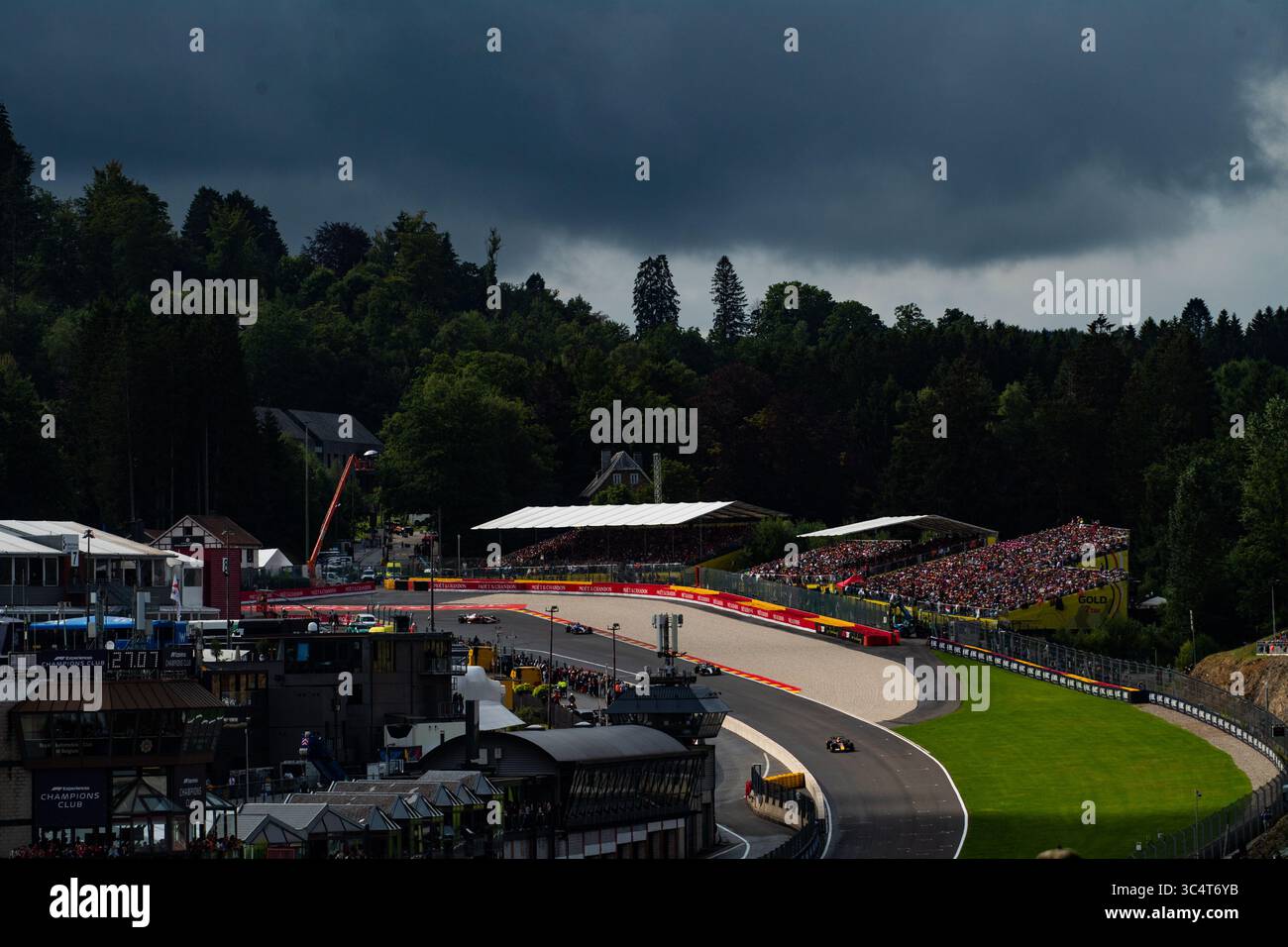 Spa, Belgien - 27. JUL 2025, #1 Max Verstappen (NDL, Red Bull Racing), #63 George Russell (GBR, Mercedes), #23 Alex Albon (THAI, Williams), #44 Lewis H Stockfoto