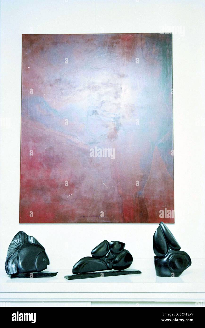 Galerie de Stavelij, Haarlem, lange Veerstraat, Niederlande, 11-08-1999 Whizgle News, Dutch Desk, Niederlande, 1950-2000 Ein großes abstraktes Kunstwerk mit tiefroten und violetten Tönen erhebt sich über drei schwarzen Skulpturen, die jeweils einzigartige, organische Formen zeigen, die ein Gefühl von Bewegung und Form hervorrufen. Das Arrangement erzeugt einen markanten visuellen Kontrast, der Farbe und Textur in einem harmonischen Display vereint. Stockfoto