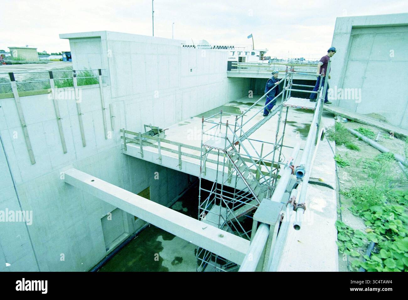HSL Aqueduct, Haarlemmermeer, 01-09-2003 Whizgle News, Dutch Desk, Niederlande, 1950-2000 Bauarbeiter beaufsichtigen die Installation einer Betonkonstruktion mit Gerüsten und offenen Flächen, die die Entwicklung eines großen Infrastrukturprojekts nahelegen. Die Szene umfasst Arbeiter, die auf erhöhten Plattformen positioniert sind und sich aktiv am Bauprozess beteiligen. Stockfoto