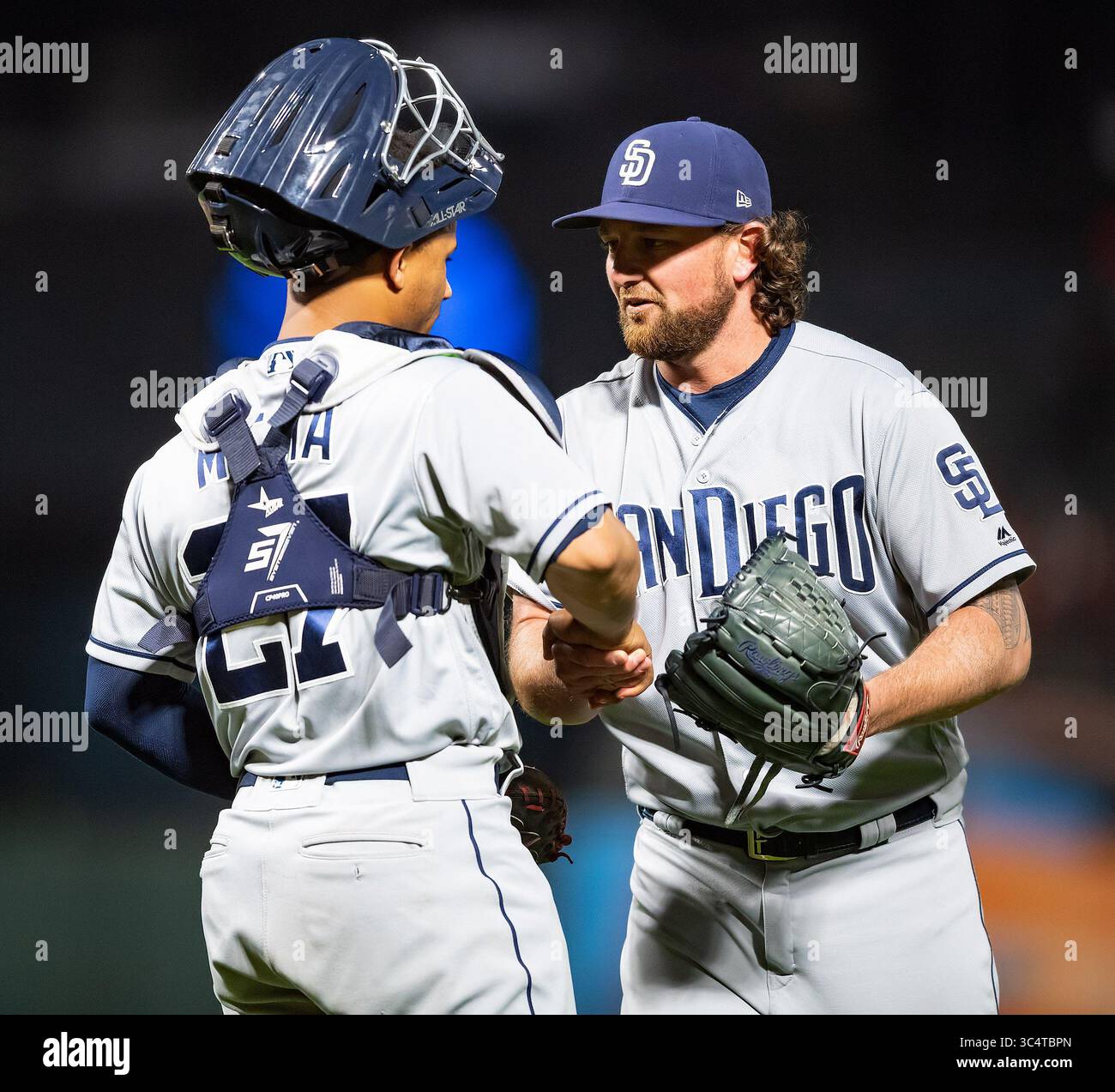 24. September 2018: Kirby Yates (39) wird von Catcher Francisco Mejia (27) gratuliert, nachdem er 5-0 nach einem MLB-Spiel zwischen den San Diego Padres und den San Francisco Giants im AT&T Park in San Francisco, Kalifornien, das Finale erzielte. Valerie Shoaps/CSM(Kreditbild: &Copy; Valerie Shoaps/CSM via ZUMA Wire) Stockfoto