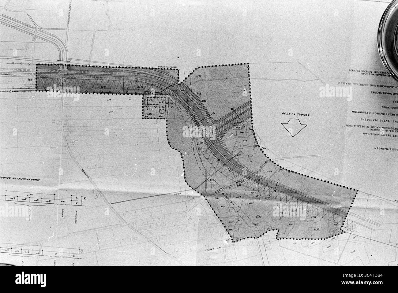 Karte des Zonierungsplans für Heemskerk, Heemskerk Whizgle News, Dutch Desk, Niederlande, 1950-2000 Eine detaillierte historische Karte, die eine Transportroute mit umrissenen Gebieten, Straßen und umliegenden geografischen Merkmalen darstellt. Ein Pfeil zeigt eine bestimmte Richtung oder einen bestimmten Punkt von Interesse an. Das Layout spiegelt eine komplizierte Planung der Infrastruktur in der Region wider. Stockfoto