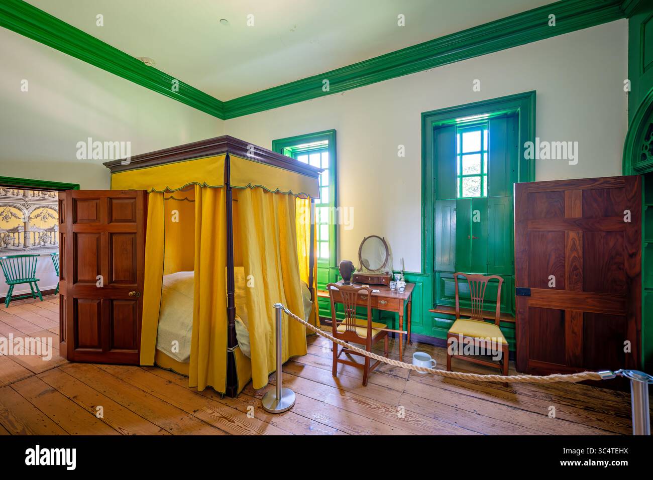 FAIRFAX COUNTY, Virginia – das Innere eines Bürozimmers in der Gunston Hall, dem historischen georgianischen Herrenhaus, das zwischen 1755-1759 für George Mason IV. Erbaut wurde, ist mit hellgrünen Wänden gestaltet. Dieser Raum ist Teil des kolonialen Plantagenhauses, in dem Mason, Autor der Virginia Declaration of Rights, die die US Bill of Rights beeinflusste, lebte und arbeitete. Das Herrenhaus, bekannt für seine raffinierten Innenholzarbeiten, die unter der Aufsicht des englischen Architekten William Buckland entstanden sind, wird heute als Museum im Besitz des Commonwealth of Virginia betrieben und von der National Society of Colon verwaltet Stockfoto