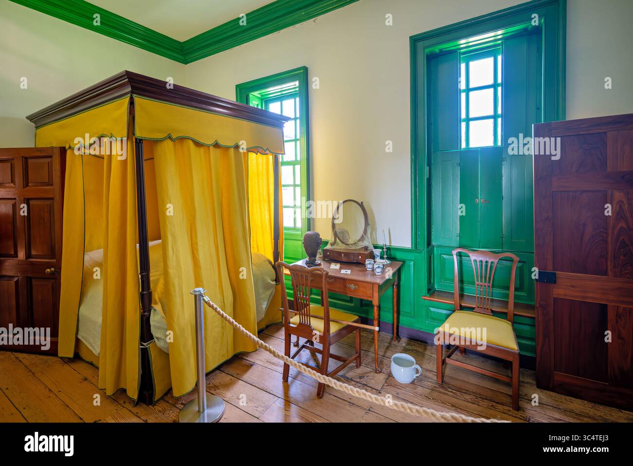 FAIRFAX COUNTY, Virginia – das Innere eines Bürozimmers in der Gunston Hall, dem historischen georgianischen Herrenhaus, das zwischen 1755-1759 für George Mason IV. Erbaut wurde, ist mit hellgrünen Wänden gestaltet. Dieser Raum ist Teil des kolonialen Plantagenhauses, in dem Mason, Autor der Virginia Declaration of Rights, die die US Bill of Rights beeinflusste, lebte und arbeitete. Das Herrenhaus, bekannt für seine raffinierten Innenholzarbeiten, die unter der Aufsicht des englischen Architekten William Buckland entstanden sind, wird heute als Museum im Besitz des Commonwealth of Virginia betrieben und von der National Society of Colon verwaltet Stockfoto