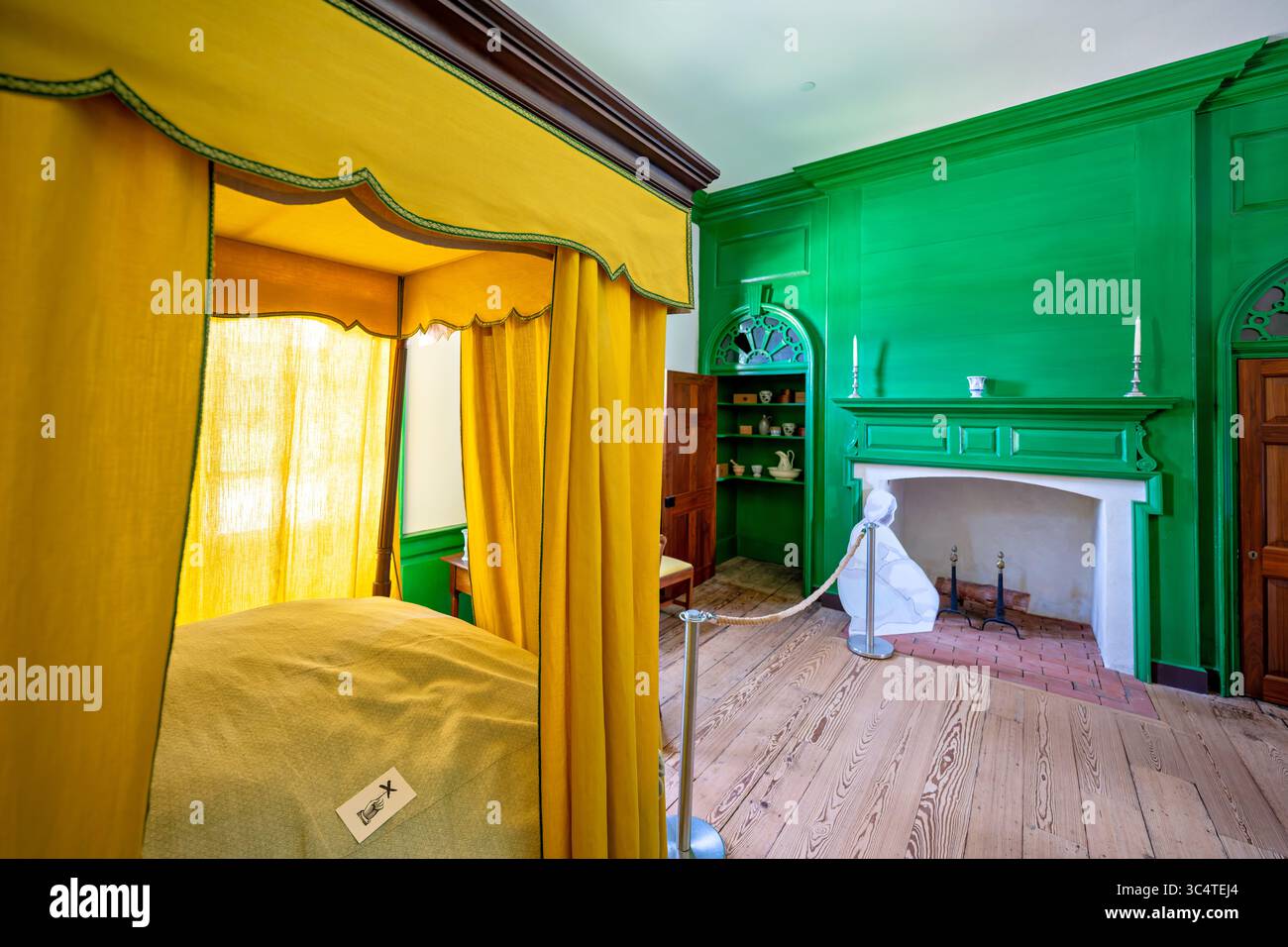 FAIRFAX COUNTY, Virginia – das Innere eines Bürozimmers in der Gunston Hall, dem historischen georgianischen Herrenhaus, das zwischen 1755-1759 für George Mason IV. Erbaut wurde, ist mit hellgrünen Wänden gestaltet. Dieser Raum ist Teil des kolonialen Plantagenhauses, in dem Mason, Autor der Virginia Declaration of Rights, die die US Bill of Rights beeinflusste, lebte und arbeitete. Das Herrenhaus, bekannt für seine raffinierten Innenholzarbeiten, die unter der Aufsicht des englischen Architekten William Buckland entstanden sind, wird heute als Museum im Besitz des Commonwealth of Virginia betrieben und von der National Society of Colon verwaltet Stockfoto