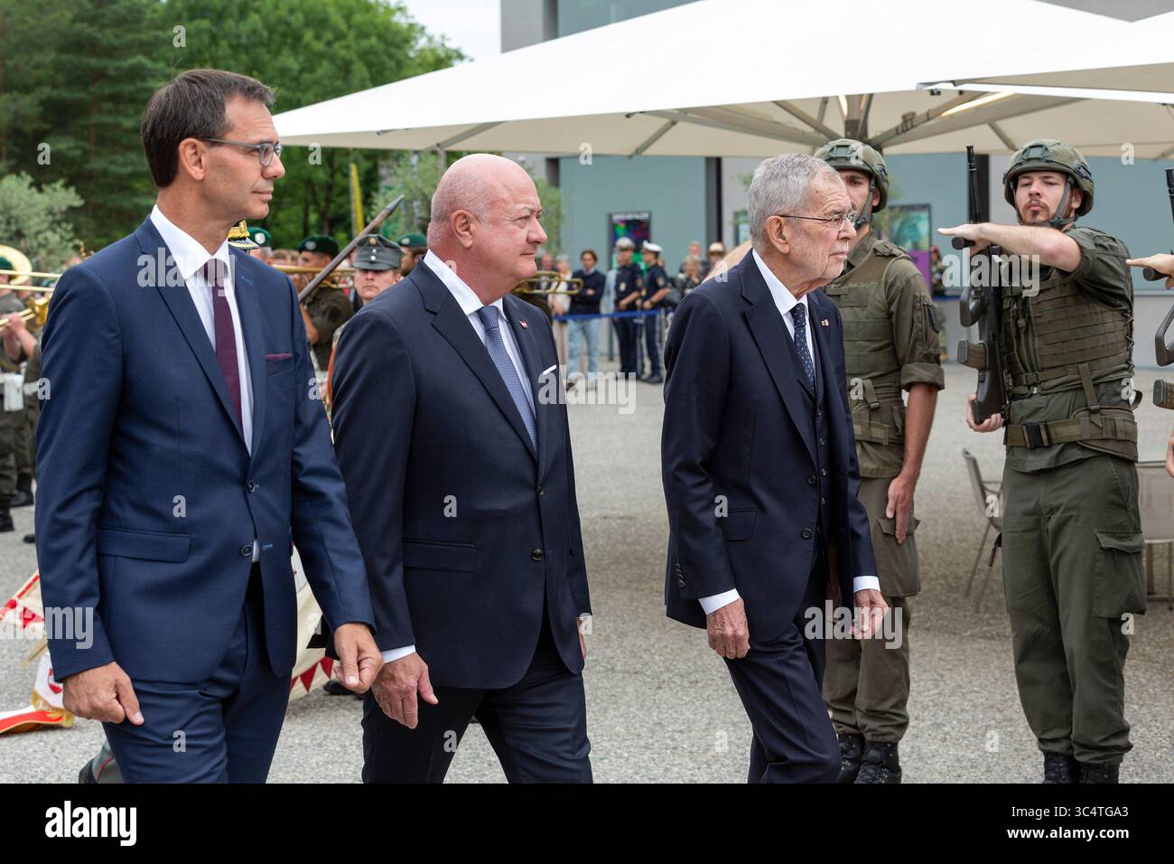 Landeshauptmann Markus Wallner, Bundeskanzler Christian Stocker und Bundespräsident Alexander van der Bellen bei der Eröffnung der 79. Bregenzer Festspiele am 16. Juli 1925 in Bregenz, Vorarlberg, Österreich // Landeshauptmann Markus Wallner, Bundeskanzler Christian Stocker und Bundespräsident Alexander van der Bellen bei der Eröffnung des 79. Bregenzer Festivals am 16. Juli 1925 in Bregenz, Vorarlberg, Österreich - 20250716 PD17346 Credit: APA-PictureDesk/Alamy Live News Stockfoto